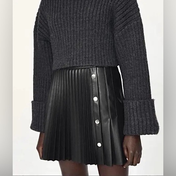 ZARA black pleated leather skirt - Picture 3 of 7